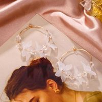 Japanische Und Koreanische Mode Frische Acryl Blüten Ohrringe Schneeflocke Perlen Ohrringe Super Fee Weiße Blume Wellen Ohrringe main image 5
