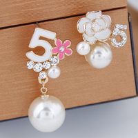 Yi Wu Jewelry Korean Fashion Sweet Ol Wild 5 Character Pearl Flower Asymmetric Earrings Wholesale main image 3