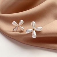 2020 Neue Trend Ige Koreanische Süße, Einfache Und Niedliche Vier Blättrige Blumen Ohrringe Weibliche All-match-temperament-perlen Ohrringe main image 3