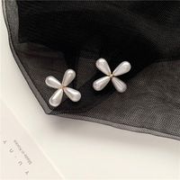 2020 Neue Trend Ige Koreanische Süße, Einfache Und Niedliche Vier Blättrige Blumen Ohrringe Weibliche All-match-temperament-perlen Ohrringe main image 5