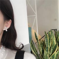 2020 Neue Trend Ige Koreanische Süße, Einfache Und Niedliche Vier Blättrige Blumen Ohrringe Weibliche All-match-temperament-perlen Ohrringe sku image 1