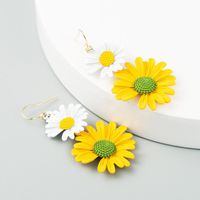 Korean New Fashion Simple Small Daisy Earrings Contrast Color Alloy Flower Earrings sku image 1