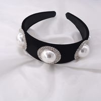 Korean   Retro Style Baroque Rhinestone Pearl Wide-brimmed Velvet Headband  Nihaojewelry Wholesale main image 1