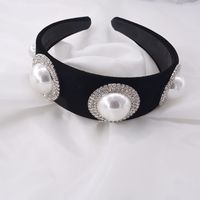 Korean   Retro Style Baroque Rhinestone Pearl Wide-brimmed Velvet Headband  Nihaojewelry Wholesale main image 3