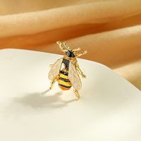 Niche French Enamel Glaze Alloy Jewelry Personality Temperament Suit Brooch Small And Simple Bee Brooch Wholesale main image 4