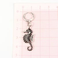 Européenne Animaux Alliage De Mode Boucles D'oreilles Mignon Personnalisé Trois-dimensions Hippocampe Pendentif Boucle D'oreille Oreille Clip Femelle main image 5