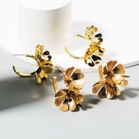 New Fashion Exaggerated Personality Golden Flower Earrings Multi-layer Large Petal Temperament Wild Earrings Wholesale Nihaojewelry main image 5