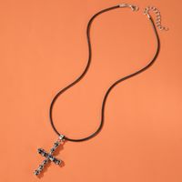 New Necklace Retro Street Shot Skull Necklace Unisex Cross Necklace Clavicle Chain Wholesale Nihaojewelry main image 3