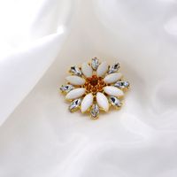 New Diamond-studded Flowers Fashion Brooch Trendy Daisy Brooch Wild Clothing Jewelry Wholesale Nihaojewelry main image 3