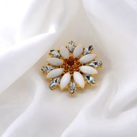 New Diamond-studded Flowers Fashion Brooch Trendy Daisy Brooch Wild Clothing Jewelry Wholesale Nihaojewelry sku image 1