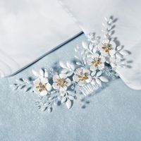 Nouveau Coréen Blanc Fleur Feuille Peigne Plaine Et Élégante Coiffure Perlée Mariée Mariage Cheveux Peigne En Gros Nihaojewelry main image 2