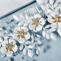 Nouveau Coréen Blanc Fleur Feuille Peigne Plaine Et Élégante Coiffure Perlée Mariée Mariage Cheveux Peigne En Gros Nihaojewelry main image 4
