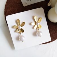 Korean Silver Needle New Elegant Daisy Earrings Same Pearl Flower Earrings Wholesale Nihaojewelry sku image 1