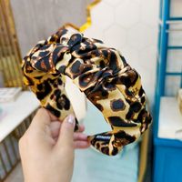 Korea's New Flower Bud Models Pleated Leopard Headband High-end Wide-edge Pressure Card Retro Wholesale Nihaojewelry sku image 1