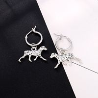 Européen Et Américain Nouveau Personnalisé Boucles D'oreilles Rétro Mignon Trois-dimensions Repéré Chien Animal Alliage Pendentif Boucle D'oreille Hoop Oreille Clip Femmes main image 4