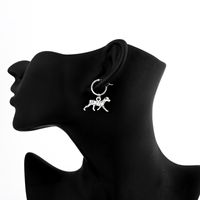 Européen Et Américain Nouveau Personnalisé Boucles D'oreilles Rétro Mignon Trois-dimensions Repéré Chien Animal Alliage Pendentif Boucle D'oreille Hoop Oreille Clip Femmes main image 5