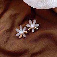 Korean New Fashion 925 Silver Pin French High-grade Earrings Daisy Petal Pearl  Earrings Wholesale Nihaojewelry main image 2