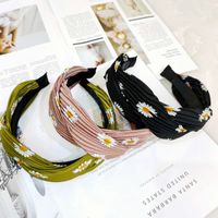 South Korea's Best Selling Small Daisy Cross Hair Band Super Fairy Japanese And Korean Fabric Hairpin High-end Satin Fold Pressure Hair Band Wholesale Nihaojewelry main image 1