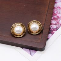 White Round Elegant Earrings Ear Clip Gold Alloy Base White Resin Pearl Ear Clip Wholesale Nihaojewelry sku image 1