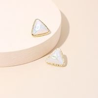 Einfache Geometrische Dreiecks Ohrringe, Perlen Ohrringe Mit Japanischem Und Koreanischem Temperament, Kleine Und Kurze Französische Kalte Ohrringe Im Hongkong-stil, Frauen main image 1