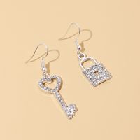 Pendientes Colgantes De Bloqueo De Teclas Con Tachuelas De Diamantes De Moda Simples Diamantes De Imitación Brillantes Ganchos De Oreja Asimétricos Al Por Mayor Nihaojewelry main image 1