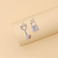 Pendientes Colgantes De Bloqueo De Teclas Con Tachuelas De Diamantes De Moda Simples Diamantes De Imitación Brillantes Ganchos De Oreja Asimétricos Al Por Mayor Nihaojewelry main image 3