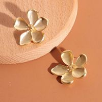 Fashion Three-dimensional Ear Accessories Golden Flower Earrings Matte Metal Fashion Petal Earrings Alloy Earrings Nihaojewelry main image 2