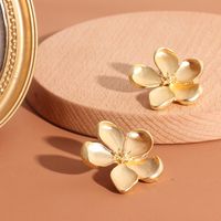 Fashion Three-dimensional Ear Accessories Golden Flower Earrings Matte Metal Fashion Petal Earrings Alloy Earrings Nihaojewelry main image 5