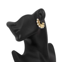 Europäische Und Amerikanische Übertriebene Nischen Fächerförmige Bucklow-perlen Ohrringe Ins Retro-stil Hongkong-stil Goldene Kalte Wind Ohrringe Frauen main image 3