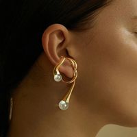 Europäische Und Amerikanische Perlen Ohrringe Frauen Unregelmäßige 925 Silberne Nadel Mode Ohrringe Temperament Ohrringe Ohrringe In Den Gleichen Stil Großhandel main image 2