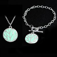Europäische Und Amerikanische Heiße Persönlichkeit Hohle Leuchtende Baum Muster Anhänger Halskette Armband Glowing In Dark Jewelry main image 5