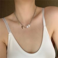 Collar De Aleación Simple Con Cruz De Diamantes Destellantes De Perlas Barrocas Para Mujer main image 5
