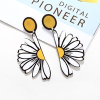 Korean Summer Acrylic Daisy Flower Exaggerated Semicircle Chrysanthemum Alloy Earring main image 6