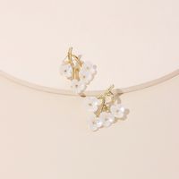 Korea Dongdaemun Einfache Und Vielseitige Perl Weiße Blumen Ohrringe main image 4