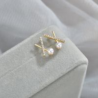 Diamant Gekreuzte Perle S925 Silberne Nadel Ohrringe Weibliches Metall Temperament Einfache Geometrische Ohrringe Europäische Und Amerikanische Mode Kleine Ohrringe main image 3