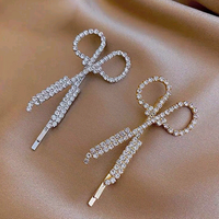 Mode Coréenne Et Fille Douce Portant Une Pince À Cheveux Latérale Ciseaux Sertis De Diamants main image 1