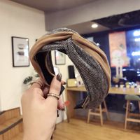 Koreanische Neue Qualität Haarschmuck Koreanische Version Des Stoffes Kontrast Farbe Nähte Haken Kreuzen Breite Seite Stirnband Stirnband Drücken Haar Damen sku image 6