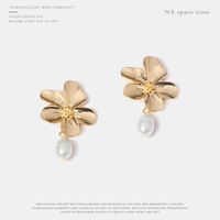 Dongdaemun, Südkorea, Neue Zucht Perlen Ohrringe, Legierung Blumen, Koreanische Ohrringe, Mädchen Herz, Mode Ohrringe, Großhandel sku image 2