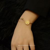 Einfache Gänseblümchen Muschel Elastische Schnur Einstellung Titan Stahl Plattiert 18 Karat Echtes Gold Offenes Armband Großhandel main image 5