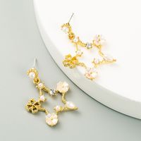 Korea's Exquisite Star S925 Silver Needle Alloy Inlaid Pearl Flower Earrings Wholesale main image 3