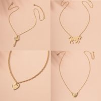 Collier En Alliage Simple De Banane De Clé De Cheval En Forme D'amour De Mode Pour Les Femmes Vente Chaude En Gros main image 1