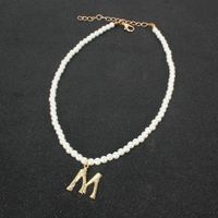 Mode Geformte Imitation Perlenlegierung Buchstabe M Anhänger Halskette Großhandel main image 4