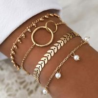Bracelet En Métal Simple Combinaison De Quatre Pièces En Or Et Perles Blanches En Gros main image 1