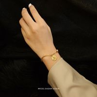 Niche Mode Marque Ronde Pendentif En Acier Au Titane Plaqué Bracelet Hypoallergénique 18k Pour Femmes Bijoux main image 4