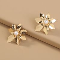 Hot Selling Fashion Gold Flower Earrings Pure White Pearl Metal Earrings Wholesale main image 1