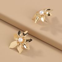 Hot Selling Fashion Gold Flower Earrings Pure White Pearl Metal Earrings Wholesale main image 3