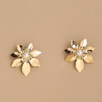Hot Selling Fashion Gold Flower Earrings Pure White Pearl Metal Earrings Wholesale main image 5