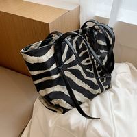 Retro Large-capacity Bag Fashion Simple Shoulder Tote Bag main image 5