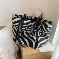 Retro Large-capacity Bag Fashion Simple Shoulder Tote Bag main image 4