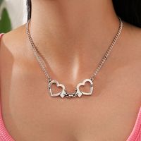 Einfache Mode Hohle Doppelherz Schlüsselbeinkette Herzförmige Handschellen Paar Halskette main image 2